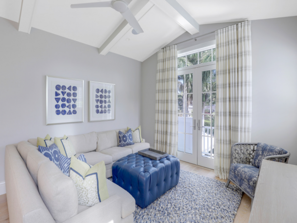 Luxurious Retreat with a Pool in Olde Naples, Steps from the Beach